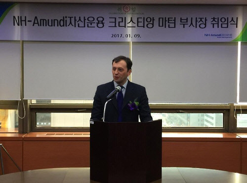NH-아문디자산운용은 10일 크리스티앙 마턴 부사장을 대표이사로 추천했다고 밝혔다. 사진은 지난 2017년 부사장 취임식에서 마턴 부사장이 인사말을 하는 모습이다. 연합뉴스 제공.